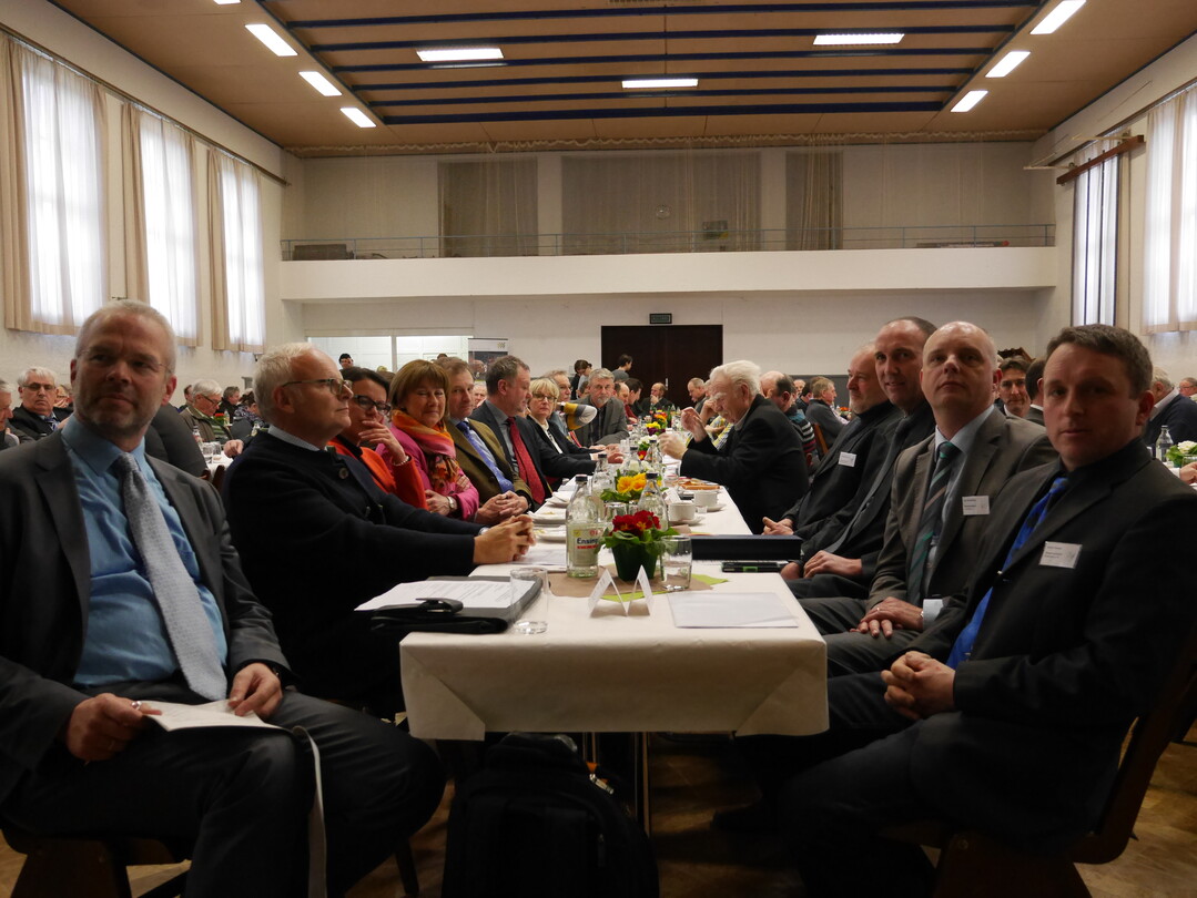 Beim Kreisbauerntag des Bauernverbandes Enzkreis am 19. Februar 2016 in M�hlacker-Enzberg: Prof. Dr. Harald Grethe (links) und Kreisvorsitzender Ulrich Hauser (rechts).