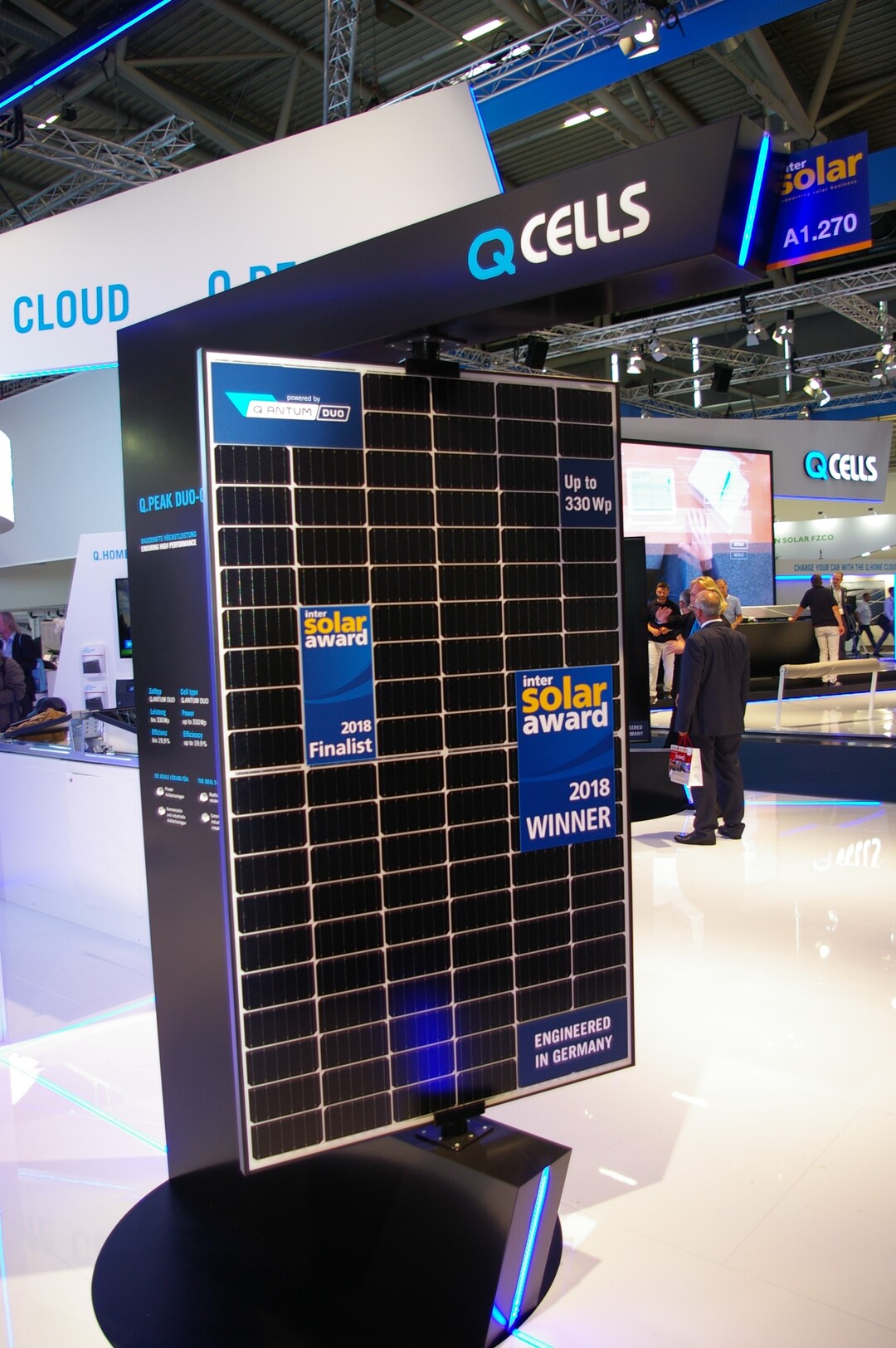 Monochristallines Fotovoltaikmodul von Q Cells leistet bis zur 330 Watt mit 120 "Halbformatzellen".