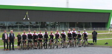 Niels Mejnertsen und seine Kollegen radelten aus D�nemark zum Deutz-Fahr Land.