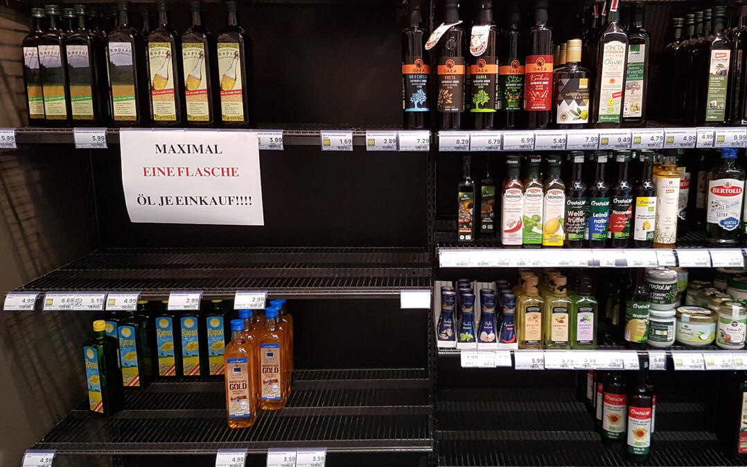 Eingeschränkter Einkauf: Die ausgedünnten Regale bei Speiseölen gehen wohl zu einem großen Teil auf Hamsterkäufe zurück. Noch ist die Versorgung sichergestellt.