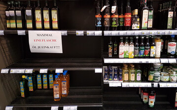 Eingeschr�nkter Einkauf: Die ausged�nnten Regale bei Speise�len gehen wohl zu einem gro�en Teil auf Hamsterk�ufe zur�ck. Noch ist die Versorgung sichergestellt.