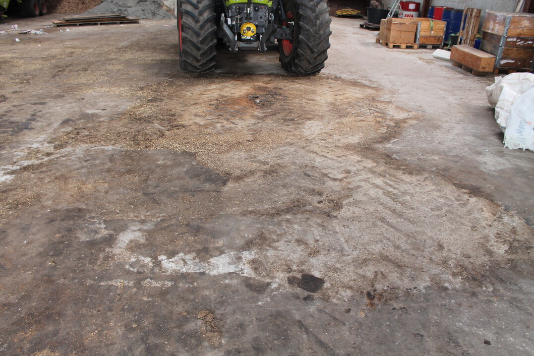 Dieses Bild zeigt, was Minerald�nger mit einem ungesch�tzten Betonboden macht. Der Beton ist bis zu einem halben Zentimeter tief weggefressen worden.  