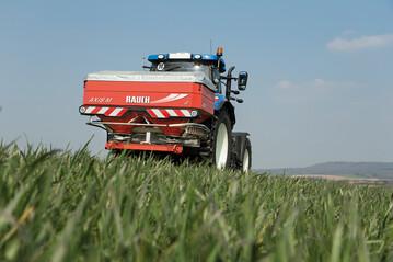 Immer einsatzbereit: Im Falle einer St�rung kann ein Rauch-Techniker via Smartphone und Bild�bertragung direkt an der Maschine weiterhelfen.