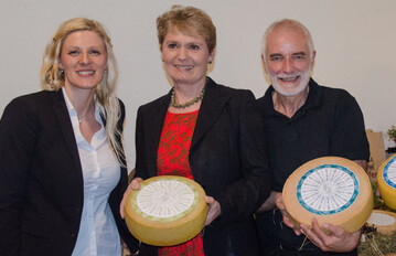 Dorfk�serei-Vorstand Nadine B�hler, Staatssekret�rin Friedlinde Gurr Hirsch und Vertriebsleiter Michael Rebmann (von links). Die Staatssekret�rin erwies sich bei der Verkostung als echte Feinschmeckerin: Die Sorte Via Aurelia, das edelste Erzeugnis der Dorfk�serei Geifertshofen, hat es ihr besonders angetan.