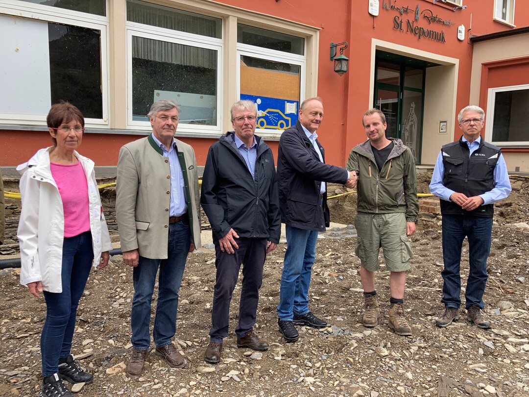   v. l.: Gaby Breuckmann von  LandsAid; der Pr�sident des Rheinischen Landwirtschafts-Verbands, Bernhard Conzen; der Pr�sident des Bauern- und Winzerverbandes Rheinland-Nassau, Michael Horper;der Pr�sident des Deutschen Bauernverbandes, Joachim Rukwied; Betriebsleiter Matthias Schatz vom Weingut St. Nepomuk in Rech sowie der gesch�ftsf�hrende Vorstand von ADRA, Christian Molke.