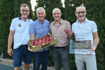 Mit Swing ist die Marktgemeinschaft Bodenseeobst in den Anbau einer weiteren Clubapfelsorte eingestiegen. Partner sind (v. l.) Klaus Dubenkrop (Seefrucht), Thomas und (r.) Jürgen Braun von Kiku/Red Moon und Rainer Wielatt (2. v. r.) Salemfrucht), über den die neue Marke in den Markt geht.
