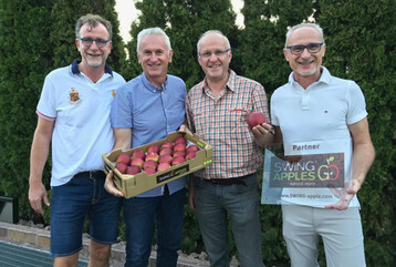 Mit Swing ist die Marktgemeinschaft Bodenseeobst in den Anbau einer weiteren Clubapfelsorte eingestiegen. Partner sind (v. l.) Klaus Dubenkrop (Seefrucht), Thomas und (r.) J�rgen Braun von Kiku/Red Moon und Rainer Wielatt (2. v. r.) Salemfrucht), �ber den die neue Marke in den Markt geht. 