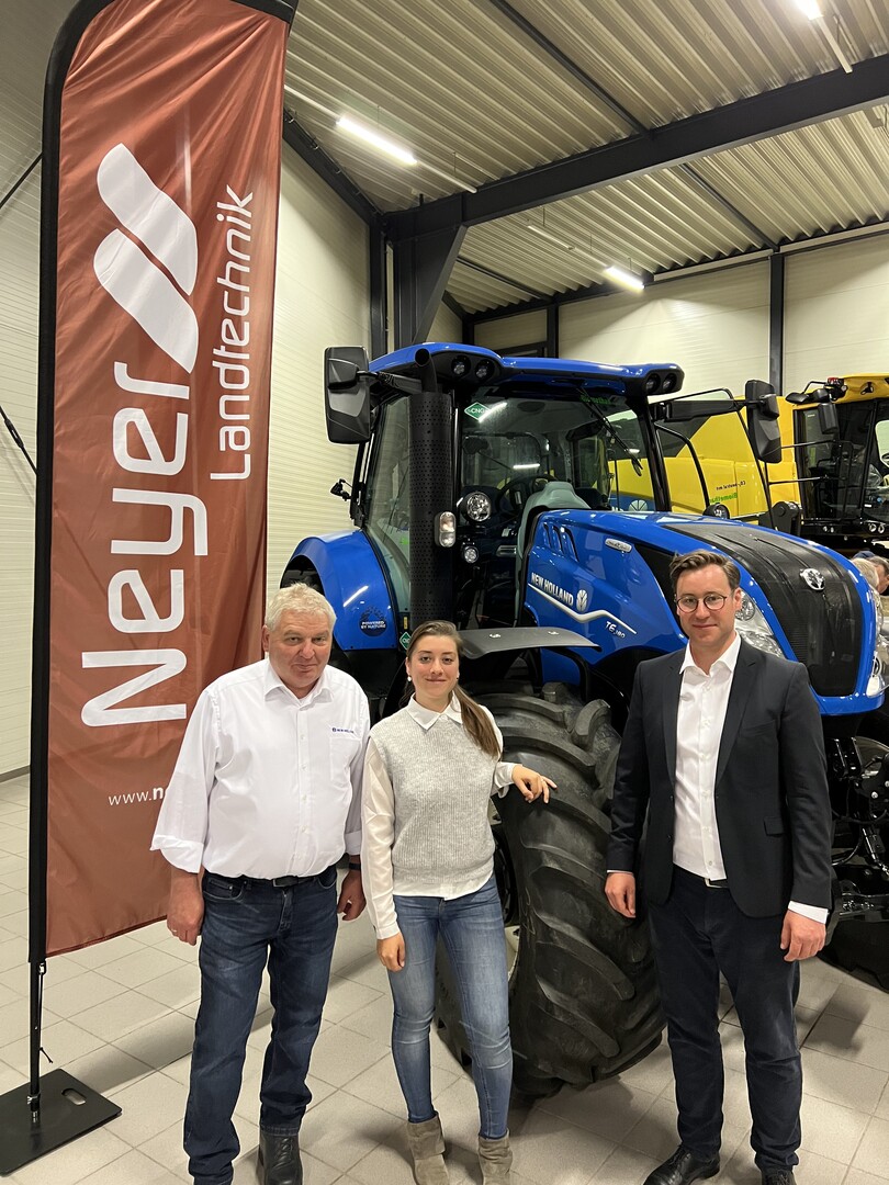 V.l.: Klaus Senghaas (New Holland), Helai Haniss (Bauer Kompressoren), Christoph Neyer (Neyer Landtechnik) vor dem Methangas-Traktor