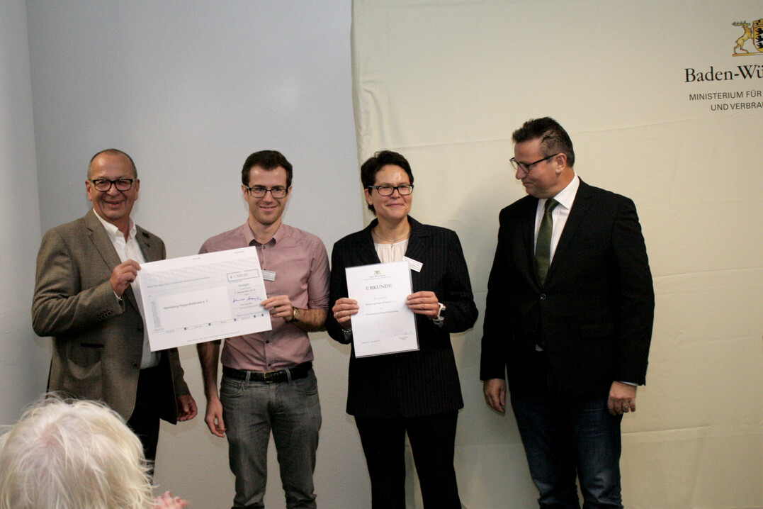 Die Rehrettung Hegau-Bodensee e.V. (v.l.) Dieter Prahl, Florian Schmid und Barbara Schmiedle mit Minister Peter Hauk.