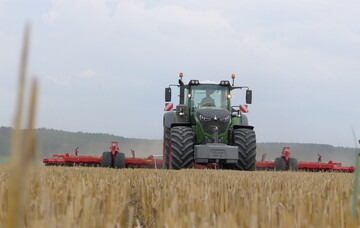 Das Einsatzprofil beeinflusst den Reifenkauf: Welche Motorleistung haben Sie zu �bertragen, welche Arbeiten werden erledigt und welche Anh�nge- und Anbaumaschinen verwenden Sie, wie hoch ist der Anteil der Stra�enfahrten an den Jahresstunden des Traktors und welche Dreipunktmaschinen werden getragen? 