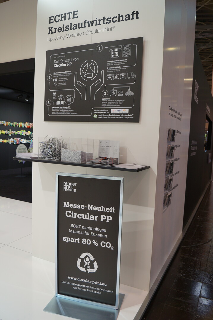 Noch bevor die Klimadiskussion eine breite �ffentlichkeit fand, hat Renner Print Media in Zusammenarbeit mit renommierten Forschungseinrichtungen das Projekt �Circular PP� gestartet. Ziel war es, aus bedruckten Abf�llen wieder neue Etiketten herstellen zu k�nnen. Nach mehreren Jahren Forschung und Entwicklung gibt es mit Circular PP ein neues Upcycling-Verfahren f�r die Produktion wirklich nachhaltiger Etiketten, das 80 Prozent CO2 einspart. �Wir haben nach einer Alternative gesucht, die eine echte L�sung darstellt und langfristig nachhaltig ist�, erkl�rt Gesch�ftsf�hrer Kurt Hauser von Renner Print Media, mit dieser Kreislauf-L�sung Vorreiter in der Druckbranche. Aus sortenreinen Abf�llen � entstanden bei der Produktion (z.B. Stanzabf�lle), nach Verwendung und Entsorgung � stellt das Unternehmen wieder neue Pflanzenetiketten her. Die Einsparung von Energie und Neuware erf�llt schon jetzt die EU-Richtlinien f�r 2030. Die Etiketten bestehen aus umweltvertr�glichem PP (Polypropylen), mit m�glichst reduzierten Lack- und Farbmengen. Circular PP ist nicht reinwei�, sondern hat einen hellgrauen Farbton. Pflanzenbilder werden gleichwohl in perfekter Druckqualit�t abgebildet. Zus�tzlich l�sst sich das Qualit�tssiegel Circular Print ins Layout integrieren. Die industrielle Fertigung wird Ende 2020 voll anlaufen. F�r die Pflanzensaison 2021 steht Circular PP dann in gr��eren Mengen zur Verf�gung.&nbsp;
