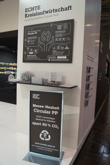 Noch bevor die Klimadiskussion eine breite �ffentlichkeit fand, hat Renner Print Media in Zusammenarbeit mit renommierten Forschungseinrichtungen das Projekt �Circular PP� gestartet. Ziel war es, aus bedruckten Abf�llen wieder neue Etiketten herstellen zu k�nnen. Nach mehreren Jahren Forschung und Entwicklung gibt es mit Circular PP ein neues Upcycling-Verfahren f�r die Produktion wirklich nachhaltiger Etiketten, das 80 Prozent CO2 einspart. �Wir haben nach einer Alternative gesucht, die eine echte L�sung darstellt und langfristig nachhaltig ist�, erkl�rt Gesch�ftsf�hrer Kurt Hauser von Renner Print Media, mit dieser Kreislauf-L�sung Vorreiter in der Druckbranche. Aus sortenreinen Abf�llen � entstanden bei der Produktion (z.B. Stanzabf�lle), nach Verwendung und Entsorgung � stellt das Unternehmen wieder neue Pflanzenetiketten her. Die Einsparung von Energie und Neuware erf�llt schon jetzt die EU-Richtlinien f�r 2030. Die Etiketten bestehen aus umweltvertr�glichem PP (Polypropylen), mit m�glichst reduzierten Lack- und Farbmengen. Circular PP ist nicht reinwei�, sondern hat einen hellgrauen Farbton. Pflanzenbilder werden gleichwohl in perfekter Druckqualit�t abgebildet. Zus�tzlich l�sst sich das Qualit�tssiegel Circular Print ins Layout integrieren. Die industrielle Fertigung wird Ende 2020 voll anlaufen. F�r die Pflanzensaison 2021 steht Circular PP dann in gr��eren Mengen zur Verf�gung.&nbsp;