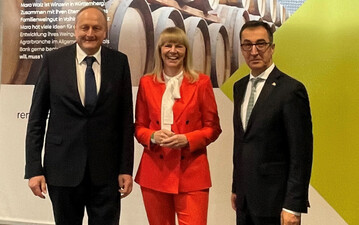 �gutes s�en� � Rentenbank launcht Imagekampagne auf der Gr�nen Woche (v.l.n.r.): Joachim Rukwied, DBV Pr�sident und Verwaltungsratsvorsitzender der Rentenbank; Nikola Steinbock, Vorstandssprecherin der Rentenbank und Cem �zdemir, Bundesminister f�r Ern�hrung und Landwirtschaft und stellv. Verwaltungsratsvorsitzender der Rentenbank.