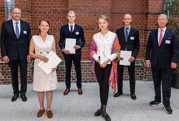  Strahlende Gesichter bei der Urkundenverleihung: (v.l.n.r) Joachim Rukwied, DBV-Pr�sident; die Stipendiaten Marie Kammer, Tom-Lukas Denker, Hannah Bartling, Daniel G�rttling und Dr. Horst Reinhardt, Vorstandssprecher der Rentenbank. 