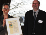 Die Urkunde für geprüftes Umweltmanagement (EMAS) überreichte Ruth Schlaf, IHK Bodensee-Oberschwaben den 59 Mitgliedsbetrieben der Erzeugergemeinschaft Milch Bodensee-Allgäu w.V. (EMBA), hier mit dem Vorsitzenden Marcel Renz.