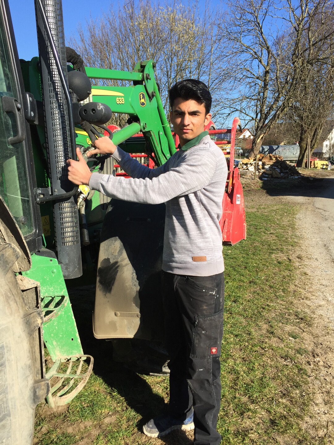 Faisal Mehmood aus Pakistan lebt und arbeitet auf dem Milchviebetrieb der Familie Sonntag aus Eberhardzell-Hetzisweiler. Er überzeugte die Landwirtsfamilie auch durch gute Umgangsformen.