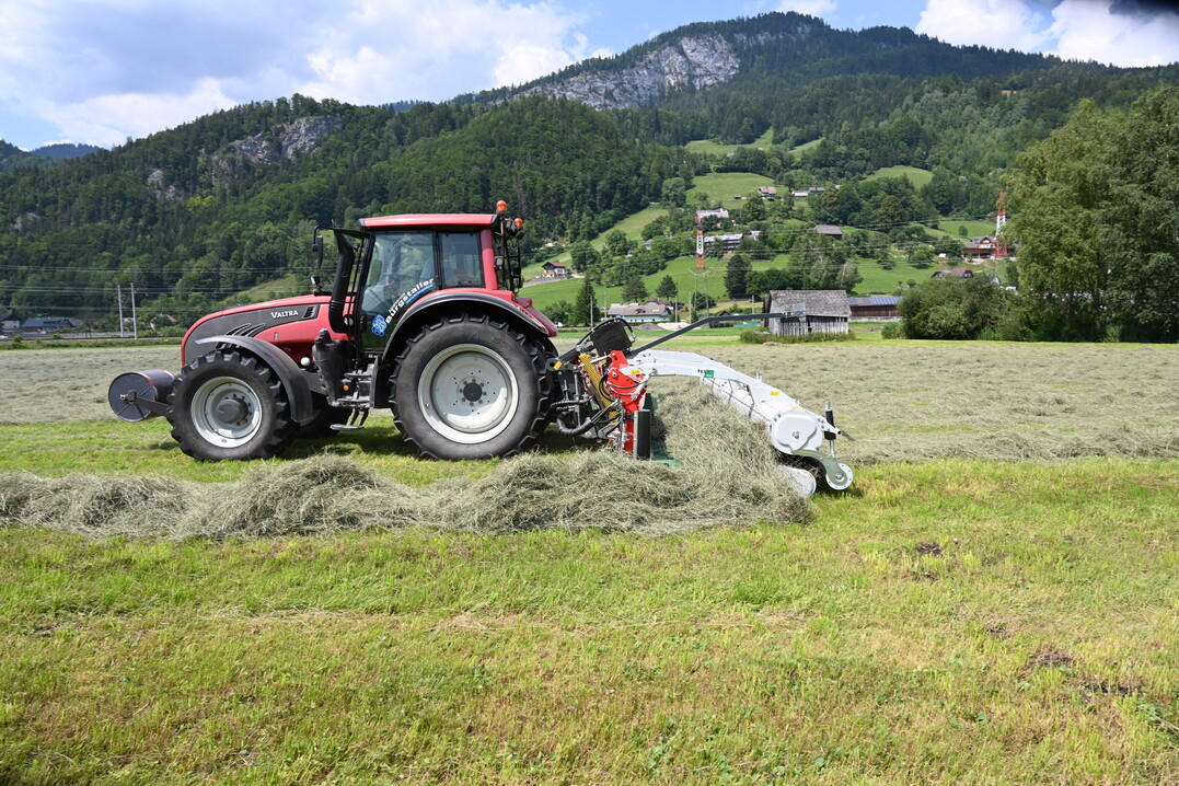 Die Respiro-Bandschwader von Reiter gibt es nun auch für Traktoren mit Rückfahreinrichtung.