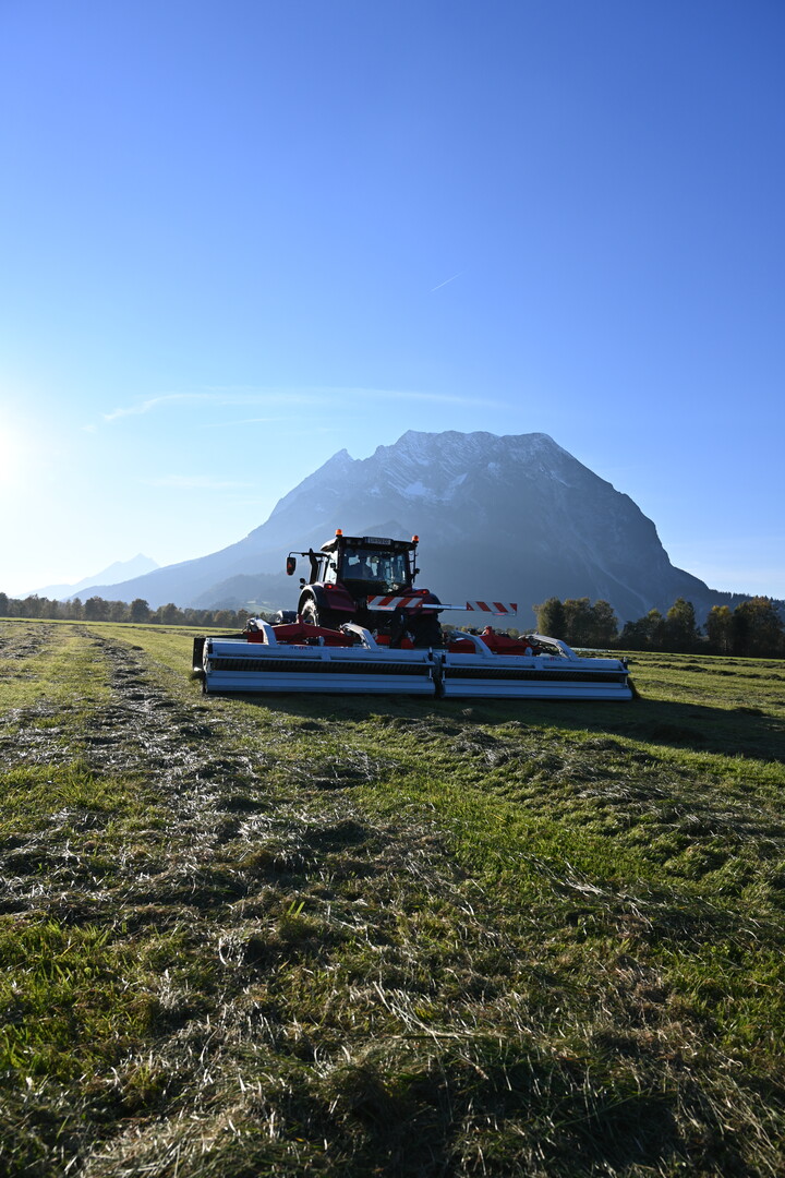 Die Respiro-Bandschwader von Reiter gibt es nun auch für Traktoren mit Rückfahreinrichtung.