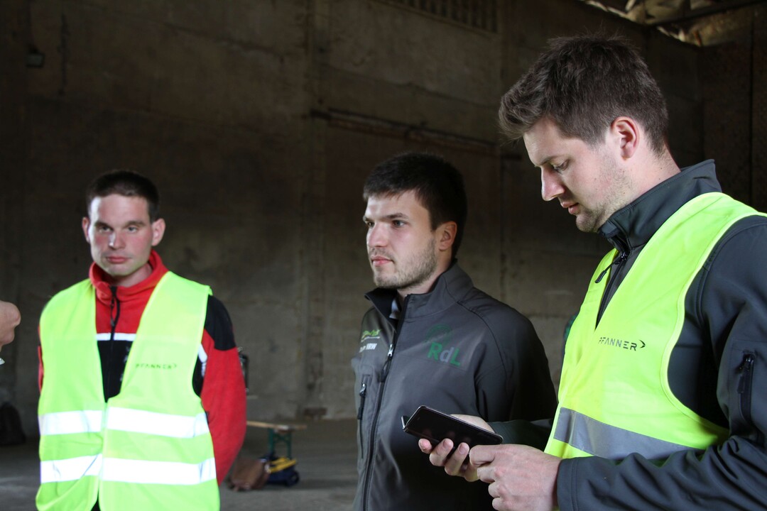 Kritisch �berpr�fen die Richter die berechnete Futterration in der Sparte L I und pr�fen noch das Wissen zu den bereitgestellten Futtermitteln.