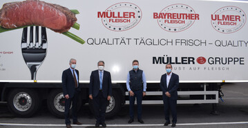 Die Schlachtbranche steht vor gro�en Herausforderungen: Mitte Oktober, in der Kalenderwoche 42, besuchte Josef Rief, Mitglied des Deutschen Bundestages (CDU) aus dem Wahlkreis Biberach und selbst Schweinehalter, den Schlachtbetrieb in Ulm, um sich aus erster Hand �ber die Lage in der s�ddeutschen Fleischwirtschaft zu informieren. Das Bild zeigt (v.l.) Stefan M�ller, Gesch�ftsf�hrer M�ller Fleisch; Josef Rief (MdB); Stephan Lange, Gesch�ftsf�hrer S�ddeutsches Schweinefleischzentrum und Rolf Michelberger, Gesch�ftsf�hrer Ulmer Fleisch. 