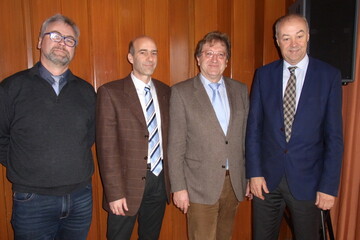 Die Milchpreiskrise bew�ltigen, die K�he gesund und leistungsf�hig halten. Darum ging es den Referenten auf der Aulendorfer Wintertagung (v.l.n.r.): Wolfgang Sekul, Klauenexperte am LAZBW, Uwe Eilers, Haltungsfachmann am Landwirtschaftlichen Zentrum, LAZBW-Direktor Franz Schweizer und Hauptredner Eckhard Heuser, Hauptgesch�ftsf�hrer des Milchindustrieverbandes (MIV) in Berlin.