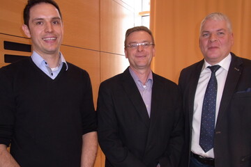 �ber wachsende Verbraucheranspr�che und das Dilemma, in dem Schweinehalter stecken, diskutierten in Wolpertshausen (v.l.n.r): Martin Stodal, Ferkelerzeuger aus Creglingen-Freudenbach, Thomas Martin von MSD Tiergesundheit und Prof. Dr. med.vet Gerald Reiner von der Universit�t Giessen.