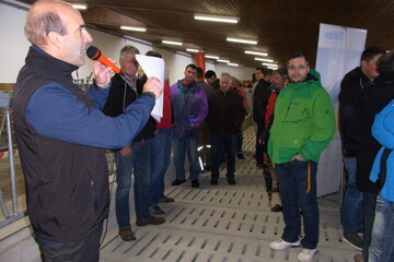 Uwe Eilers, Referatsleiter für Rinderhaltungssysteme und Stallbau am Landwirtschaftlichen Zentrum in Aulendorf, erläutert den zahlreichen Besuchern die Ausstattung des neuen Demonstrationsstalles für die Aufzucht von Jungrindern.