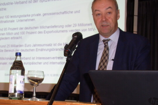 Viel Milch im Angebot, und zurückgehende Exportmengen nach China sowie ein durch den russischen Importstopp zum Erliegen gekommener Absatzmarkt: Eckhard Heuser rechnet mit einem verhaltenen Start ins neue Jahr. Die Milchpreise dürften, so seine Prognose, erst einmal auf dem Niveau bleiben, auf dem sie derzeit sind.