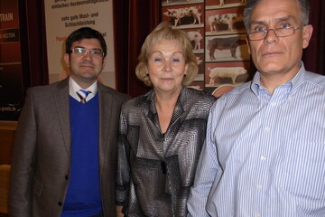 Leistungsstarke und gesunde Tiere f�r Ferkelerzeuger und M�ster z�chten, das wollen die Zuchtleiter des Schweinezuchtverbandes (SZV): (v.l.n.r.) Albrecht Weber, Dr. Beate Schumann und Hans Faber.