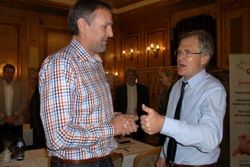 "Das Wetter ist f�r uns Landwirte ein zentrales Thema": Thomas Asmussen (li.), Schweinem�ster aus Gelting (Schleswig-Holstein), im Gespr�ch mit ZDF-Meterologe Dr. Gunther Tiersch.