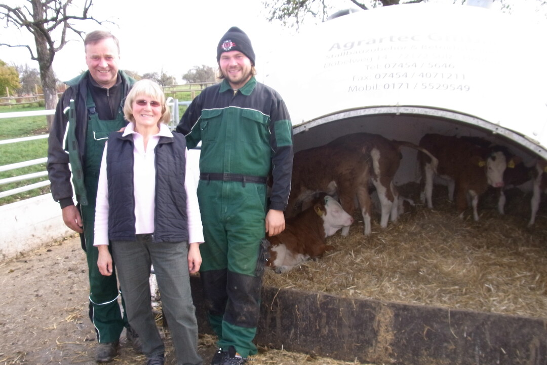 Freuen sich über ihren putzmunteren Kuhnachwuchs: Das Ehepaar Werner mit ihrem Sohn Peter, der die Idee zu dem Auslauf für die weiblichen Jungtiere hatte.