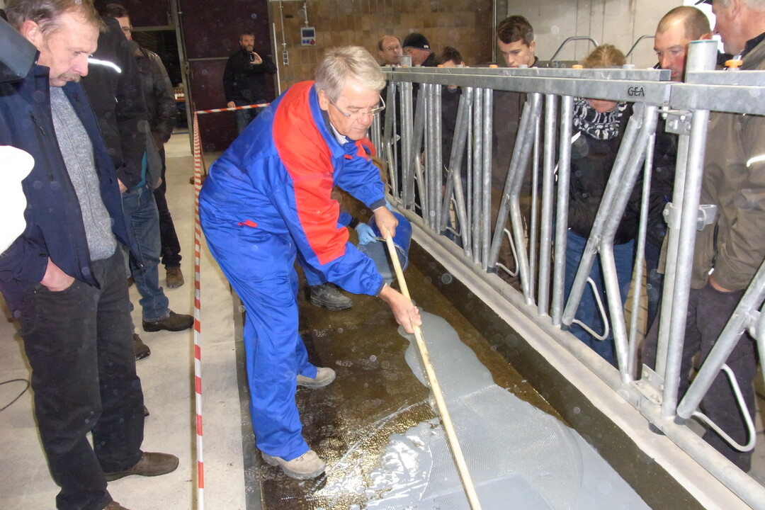 Gebhard Rist, Gebietsverkaufsleiter DeLaval, f�hrt das Agrocoating-System am LAZBW vor.