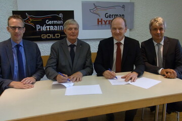 Der Fusionsvertrag ist unterzeichnet. Dar�ber freuen sich (v. l.) der SHZ-Gesch�ftsf�hrer Dr. Jan Bielfeldt, der SHZ-Vorsitzende und neue SZV-Vizepr�sident Carsten Rohwer, SZV-Pr�sident Hans-Benno Wichert und SZV-/German Genetic-Gesch�ftsf�hrer J�rg Sauter. 