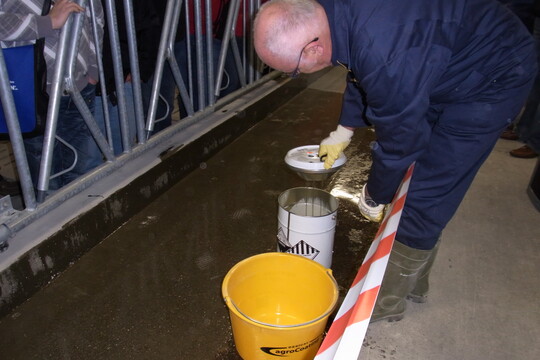 Ehrenfried Bittermann, Vertriebsleiter S�d von Hugard Desical, bei der praktischen Vorf�hrung des Desical-Systems.