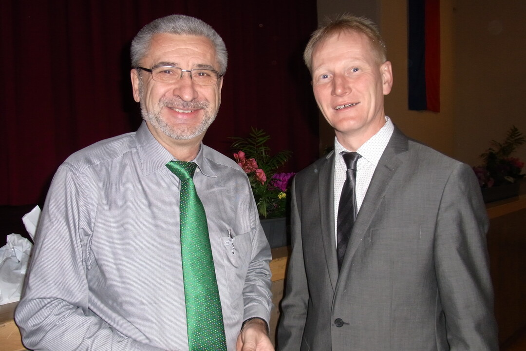 Hochwertige Nahrungsmittel f�r die Menschen in und au�erhalb der Europ�ischen Union effizient zu erzeugen, ist und bleibt die Kernaufgabe von Landwirten, sind sich Hubert Kucher (re.),Vorsitzender des Bauernverbandes Ostalb, und Dr. Manfred Kern (li.), Biologe und Zukunftsforscher aus dem rheinhessischen L�rzweiler, sicher. 