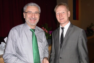 Hochwertige Nahrungsmittel f�r die Menschen in und au�erhalb der Europ�ischen Union effizient zu erzeugen, ist und bleibt die Kernaufgabe von Landwirten, sind sich Hubert Kucher (re.),Vorsitzender des Bauernverbandes Ostalb, und Dr. Manfred Kern (li.), Biologe und Zukunftsforscher aus dem rheinhessischen L�rzweiler, sicher. 