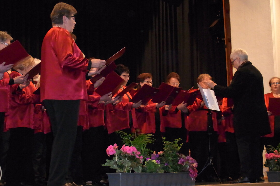 Das Leben nicht vergessen, trotz der vielen Anforderungen des Alltags: Der Landfrauenchor Ellwangen erntete f�r seine Liedbeitr�ge viel Applaus.