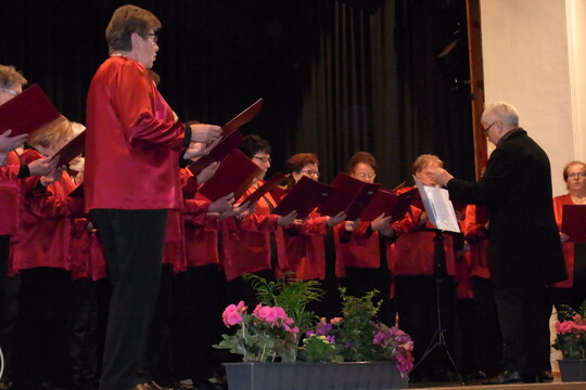 Das Leben nicht vergessen, trotz der vielen Anforderungen des Alltags: Der Landfrauenchor Ellwangen erntete f�r seine Liedbeitr�ge viel Applaus.