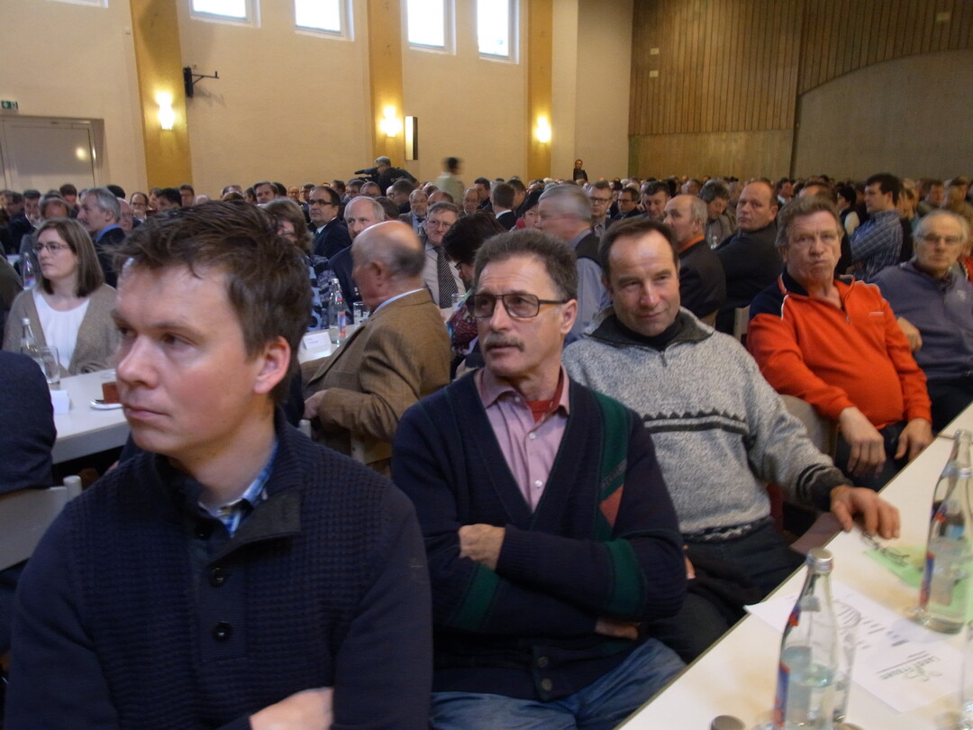 Volles Haus, spannendes Zukunftsthema: �ber 600 Besucher wollten sich die Aussagen des Zukunftsforschers Dr. Manfred Kern, der �ber die Anforderungen an globale und regionale Landwirtschaftskonzepte referierte.