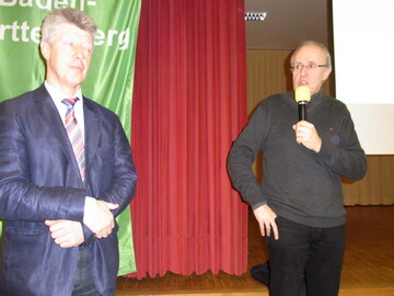 Wie geht es f�r die Milcherzeuger hierzulande weiter? Dar�ber diskutierten Frank Schied (l.) vom Fachdienst Landwirtschaft im Alb-Donau-Kreis und Richard Riester (r.) von der LEL Schw�bisch Gm�nd mit den Milchviehhaltern, die zu der allj�hrlichen Fachtagung nach Laichingen gekommen waren.