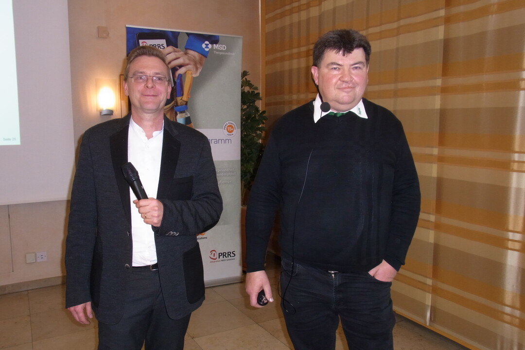 Futterfermentation birgt Chancen. Darin waren sich Thomas Martin (l.), zust�ndig f�r die �ffentlichkeitsarbeit bei MSD Tiergesundheit und Reinhard Dennerlein (r.) von der BayWa AG in MIttel- und Oberfranken einig. Als Leiter der BayWa-Innenwirtschaft in Franken berichtete Dennerlein �ber die Erfahrungen, die bayerische Landwirte mit einer Fermentationsanlage f�r die F�tterung ihrer Schweine machen. 