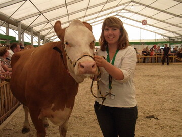 Fr�hliches Duo: Julia Nagel mit der f�nfj�hrigen Fleckviehkuh Leila aus der Zucht von Christoph Braun in Gailenkirchen, dem Beschicker des Innovationsstalls auf dem LWH.