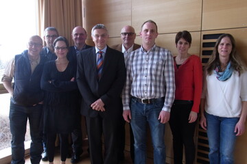 Wie halten wir Ferkel, Sauen und Mastschweine gesund und fit? Dar�ber diskutierten auf der Hohenloher Schweinetagung (v.l.n.r.): Dr. Marcel Kunz, Tier�rzte Team Tiefenbach, Dr. Andreas Stadler, Veterin�ramt Schw�bisch Hall. Dr. Iris Breitinger, Firma Hipra, Dr. Stefan Wesselmann, Tierarztpraxis Wesselmann, Prof. Dr. Mathias Ritzmann, Klinik f�r Schweine der Uni M�nchen, Dr. Herbert Nagel, vivet Tiermediziner GmbH, Roberto Kurth, Schweinehaltung Triesdorf, Dr. Agnes Richter, Schweinegesundheitsdienst Baden-W�rttemberg und Dr. Anke Zankl, Tierarztpraxis Wesselmann.