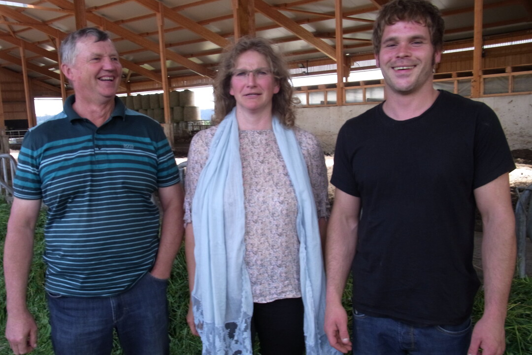 Die Umstellungsphase erfordert Zeit und Durchhaltevermögen (v.l.n.r.): Reiner Gansloser, Vorstand bei der Molkerei Schrozberg, Dr. Bettina Egle vom Beratungsdienst ökologischer Landbau in Ulm und Demeter-Landwirt Daniel Broxiker.