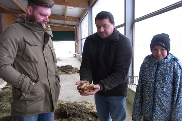 �An der H�cksell�nge der Holzhackschnitzel t�fteln wir�, erl�utert der Landwirt Tobias Fink (l.) vom Landwirtschaftlichen Zentrum (LAZBW) in Aulendorf.