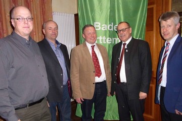 Sich mit dem eigenen Betriebszweig auseinandersetzen: Das hatten sich Macher und Referenten zum Ziel gesetzt (v.l.n.r.). Frank Gr�ter, LEL Schw�bisch Gm�nd, Norbert Beck, Milchviehhalter aus Weikersheim, Georg Henner, Vorsitzender des Vereins Landwirtschaftlicher Fachschulabsolventen (vlf) Alb-Donau-Ulm, Prof. Dr. Leonhard Durst von der Hochschule Weihenstephan und Frank Schied vom Landrats-amt Alb-Donau.