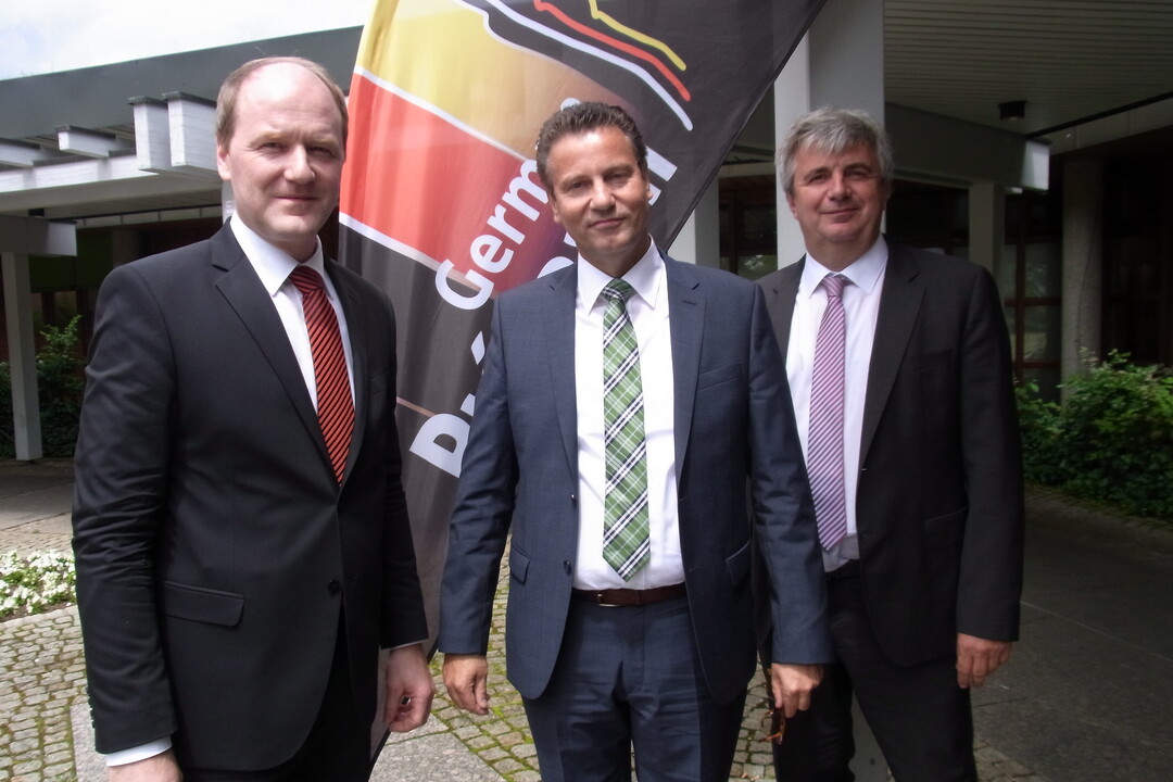 Den Absatz von regional erzeugtem Schweinefleisch f�rdern wollen (v.l.n.r.) SZV-Pr�sident Hans-Benno Wichert, Agrarminister Peter Hauk und SZV-Gesch�ftsf�hrer J�rg Sauter.