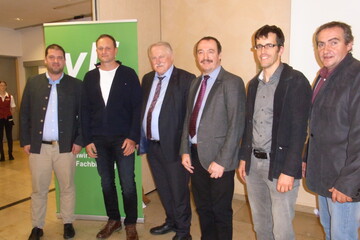 Welche Chancen bieten sich Ferkelerzeugern im Land? Dar�ber diskutierten auf einer Fachtagung f�r Schweinehalter in Ulm (v.l.n.r.): Dr. Stephan Schneider von der Bayerischen Landesanstalt f�r Landwirtschaft (LfL) in Grub, Alexander H�ckel, Bio-Ferkelerzeuger aus Langenau-Osterstetten, Ministerialdirigent Joachim Hauck vom Ministerium f�r L�ndlichen Raum und Verbraucherschutz (MLR) in Stuttgart, Dr. Claus-Ulrich Honold vom Landratsamt Alb-Donau-Kreis, Fachdienst Landwirtschaft, Jochen Riedel vom Verein f�r landwirtschaftliche Fachbildung Alb-Donau-Ulm sowie Werner M�ller, Vorsitzender des Landeskontrollverbandes (LKV).