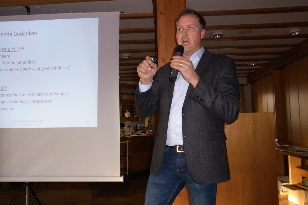 Dr. Matthias Eddicks von der LMU M�nchen sprach sich f�r ein auf den Betrieben individuell abgestimmtes Impfkonzept f�r Zuchtsauen und Ferkel aus, um den Krankheitsdruck zu senken.