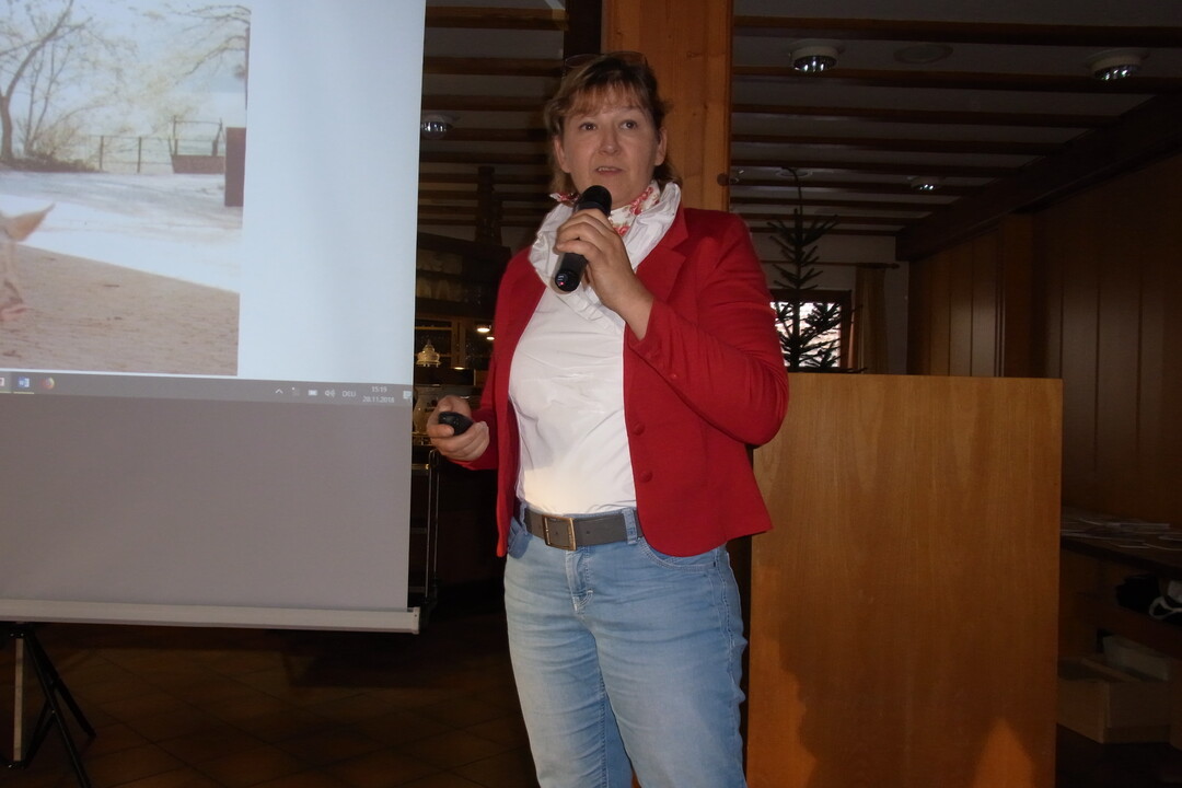 Mirjam Lechner von der UEG Hohenlohe-Franken f�hrte die Besucher in das Forschungsprojekt �Schweinesignale� ein, das im Zuge der Europ�ischen Innovationspartnerschaft (EIP) gef�rdert wird und den Betriebsleitern das fr�hzeitige Erkennen von gesundheitlichen Ver�nderungen bei den Tieren erleichtern soll.